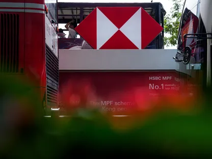 شعار \"إتش إس بي سي هولدينغز\" أعلى محطة ترام خارج مبنى المقر الرئيسي للبنك في هونغ كونغ، الصين - بلومبرغ