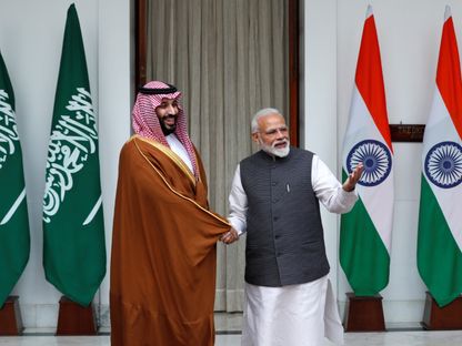 ولي العهد السعودي الأمير محمد بن سلمان يصافح رئيس الوزراء الهندي ناريندرا مودي قبل اجتماعهما في نيودلهي. 20 فبراير 2019 - رويترز