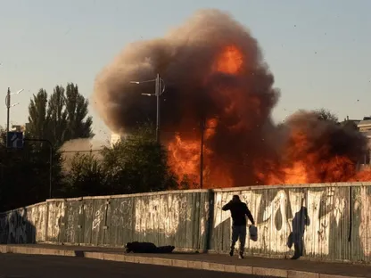 نيران مشتعلة في أعقاب هجوم طائرة بدون طيار روسية من طراز \"كاميكازي\" في كييف 17 أكتوبر 2022 - المصدر: بلومبرغ