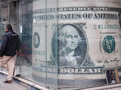 مجسم لصورة ورقة نقدية من الدولار الأميركي داخل واجهة زجاجية لمكتب صرافة عملات أجنبية في مصر - بلومبرغ