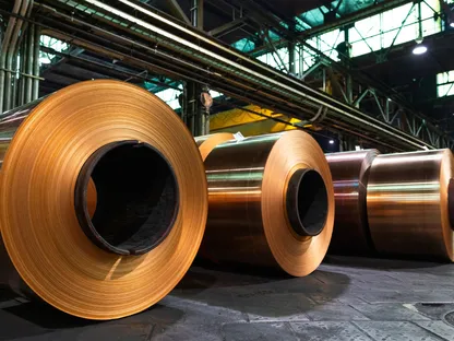 لفائف من صفائح النحاس في إحدى المنشآت. ارتفع سعر النحاس إلى مستوى قياسي، مع قرب الولايات المتحدة والصين من التوصل إلى اتفاق شامل - بلومبرغ