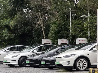 شحن سيارات \"تسلا\" الكهربائية في محطة \"تسلا سوبر تشارجر\" في موقف للسيارات بالقرب من أحد وكلاء شركة صناعة السيارات في شنغهاي، الصين - المصدر: بلومبرغ