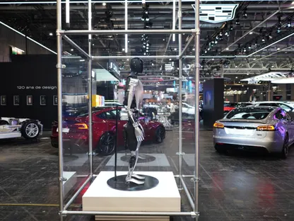 روبوت \"أوبتيموس\" من \"تسلا\" - بلومبرغ