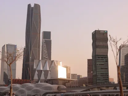 أفق الرياض عند الغروب مع أبراج مركز الملك عبدالله المالي وبرج \"أرامكو\" البارز، وسط مجموعة من ناطحات السحاب الحديثة، السعودية - بلومبرغ