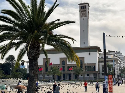 أشخاص يسيرون قرب ساحة وسط مدينة الدار البيضاء، 5 أكتوبر 2023. - رويترز