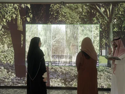 زوار يتجولون في معرض مشروع الرياض الخضراء الذي أُقيم عام 2023، الرياض، السعودية (صورة أرشيفية) - بلومبرغ