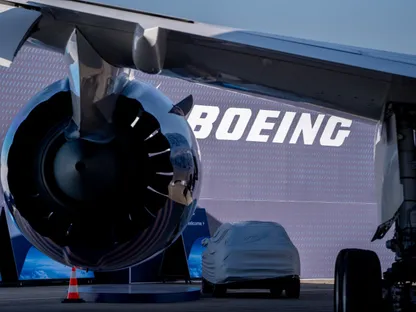 شعار \"بوينغ\" يظهر من وراء طائرة تابعة لشركة طيران الرياض، في معرض باريس الجوي في باريس، فرنسا - بلومبرغ