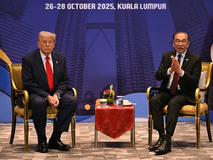 الرئيس الأميركي دونالد ترمب ورئيس الوزراء الماليزي أنور إبراهيم خلال اجتماعهما في 26 أكتوبر 2025 - AFP