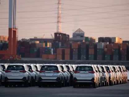 سيارات Rush التي تنتجها تويوتا متوجهة للشحن في ميناء ناغويافي توكاي، محافظة أيتشي، اليابان. - المصدر: بلومبرغ