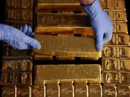 موظف يرتب سبائك الذهب في مصفاة \"إيتالبريزيوسي للمعادن النفيسة\" في أريتسو، إيطاليا. 6 مايو 2025 - بلومبرغ