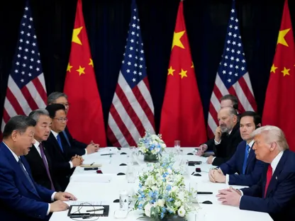 الرئيس الصيني شي جين بينغ والرئيس الأميركي دونالد ترمب خلال اجتماع ثنائي في بوسان، كوريا الجنوبية، 30 أكتوبر 2025 - بلومبرغ