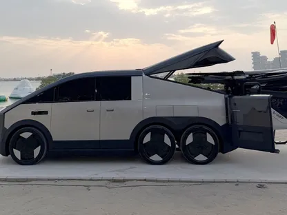 مركبة كبيرة مزوّدة بعجلات تستخدم كقاعدة لإطلاق سيارة \"لاند إيركرافت كارير\" الطائرة - بلومبرغ