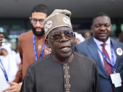 الرئيس النيجيري بولا تينوبو. ومنذ توليه الحكم في مايو 2023، اتخذ تينوبو خطوات نالت استحسان المستثمرين، منها إلغاء الدعم المكلف على الوقود، والذي كان يثقل كاهل الموازنة العامة، بالإضافة إلى إصلاح نظام الضرائب، في حين سمح البنك المركزي لعملة البلاد (النيرة) بالتداول بشكل أكثر حرية - بلومبرغ