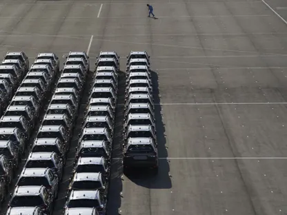 سيارات شركة \"سوبارو\" في طريقها للشحن في ميناء يوكوهاما باليابان - بلومبرغ