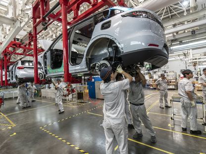 عمال على خط التجميع في منشأة إنتاج شركة (Zhejiang Leapmotor Technology) في جينهوا، مقاطعة تشجيانغ، الصين - بلومبرغ