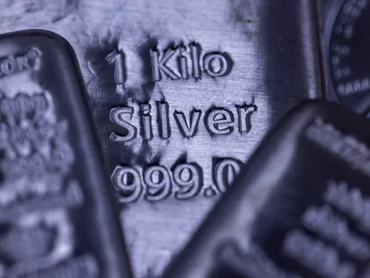 سبيكة فضة تزن كيلوغرام واحد معروضة لدى شركة \"غولد إنفستمنتس\" في لندن، المملكة المتحدة - المصدر: بلومبرغ