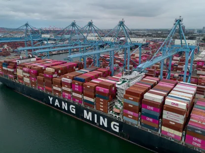 سفينة حاويات راسية في ميناء لونغ بيتش، كاليفورنيا، في 28 أبريل - بلومبرغ