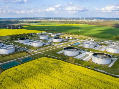 خزانات النفط الخام في مصفاة \"بي سي كاي\" التي تملكها شركة الطاقة الروسية \"روسنفت\" في ألمانيا - بلومبرغ