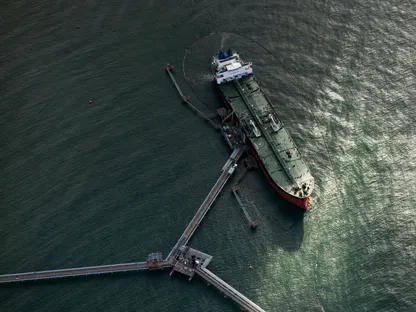 ناقلة نفط في مصفاة بي بي \"شيري بوينت\" بالقرب من بلين، واشنطن، الولايات المتحدة - المصدر: بلومبرغ