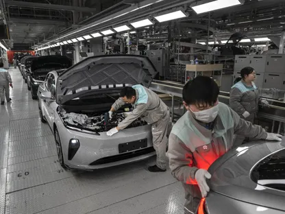 عمال من شركة السيارات الكهربائية \"نيو\" يقومون بعمليات تفتيش في مركز التصنيع الخاص بالشركة في هيفاي الصين. 17 يناير 2025 - بلومبرغ