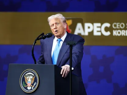 دونالد ترمب متحدثاً في قمة الرؤساء التنفيذيين لمنتدى التعاون الاقتصادي لدول آسيا والمحيط الهادئ \" أبيك\" في مدينة جيونغجو بكوريا الجنوبية - بلومبرغ