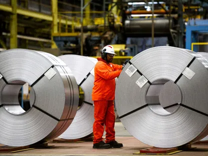 عامل يغلف بكرات من الفولاذ في منشأة لتصنيع الفولاذ في هاميلتون، أونتاريو - بلومبرغ