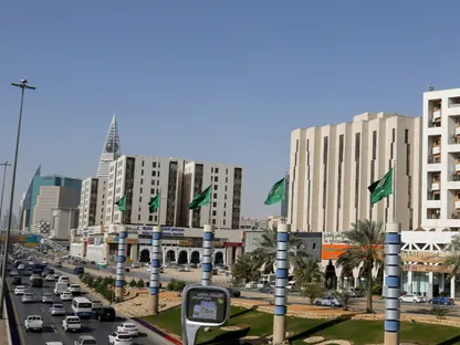 سيارات تتحرك على إحدى الطرق في الرياض، المملكة العربية السعودية - رويترز