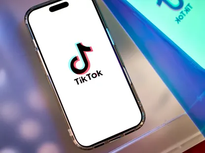 شعار تطبيق توك توك على أحد الهواتف المحمولة في نيويورك، أميركا - بلومبرغ