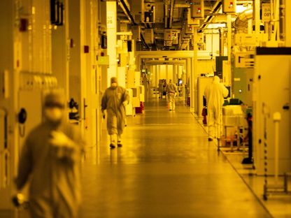 موظفون داخل منشأة تصنيع أشباه الموصلات تابعة لشركة \"غلوبال فاوندريز\" (GlobalFoundries) في مالطا بولاية نيويورك، الولايات المتحدة، يوم الثلاثاء، 16 مارس 2021 - المصدر: بلومبرغ