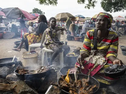 بائعو لحوم الطرائد المشوية في أحد الأسواق في شمال غرب نيجيريا في 16 أغسطس 2025 - بلومبرغ
