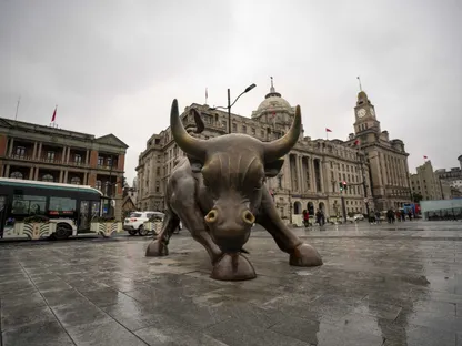 تمثال ثور (يرمز للسوق الصاعدة) في شارع بوند في شنغهاي - بلومبرغ