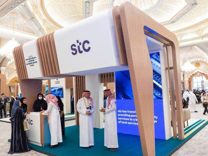 موظفون وزوار في جناح stc خلال منتدى صندوق الاستثمارات العامة والقطاع الخاص في الرياض، المملكة العربية السعودية، 7 فبراير 2024 - الشرق