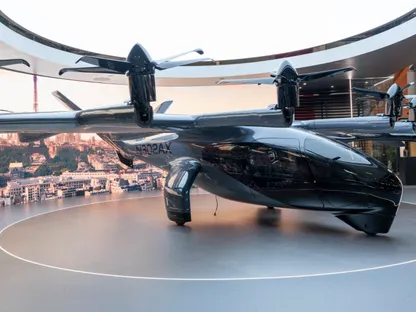 تاكسي طائر كهربائي من طراز \"إي في تول\" تابع لشركة \"آرتشر أفييشن\" في معرض باريس الجوي 2025 - بلومبرغ