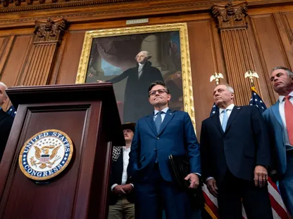 النائب توم إيمر، الجمهوري من مينيسوتا، من اليسار، ورئيس مجلس النواب الأميركي مايك جونسون، الجمهوري من لويزيانا، والنائب ستيف سكاليز، الجمهوري من لويزيانا، والنائب توني ويد، الجمهوري من ويسكونسن، خلال مؤتمر صحفي في مبنى الكابيتول الأميركي 'مقر الكونغرس الأميركي بغرفتيه مجلس الشيوخ ومجلس النواب' في واشنطن العاصمة، الولايات المتحدة - بلومبرغ