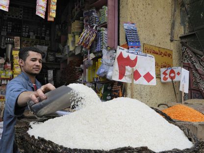 محل شعبي لبيع السلع الغذائية في القاهرة، مصر - المصدر: بلومبرغ