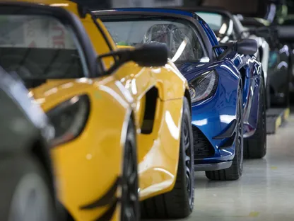 سيارات لوتس الرياضية على خط الفحص في هيثيل، إنجلترا - المصدر: بلومبرغ