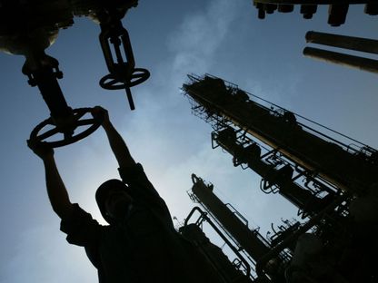 عامل نفط يدير مقبساً بمصفاة الدورة للنفط في بغداد، العراق - المصدر: بلومبرغ