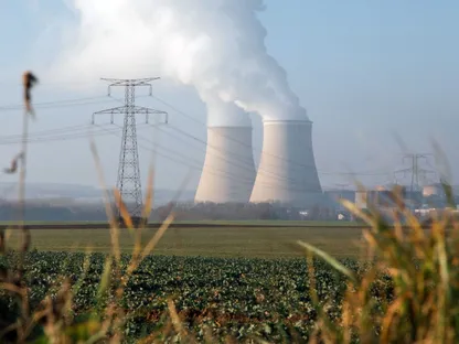 بخار الماء يتصاعد من منشأة لتوليد الطاقة - المصدر: بلومبرغ