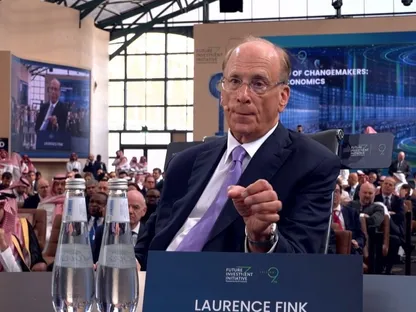 لاري فينك، المؤسس والرئيس التنفيذي لشركة \"بلاك روك\" خلال مشاركته في جلسة نقاشية في مؤتمر \"مبادرة مستقبل الاستثمار\" السعودية، 28 أغسطس 2025 - الشرق