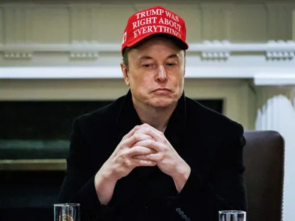 إيلون ماسك، الرئيس التنفيذي لشركة \"تسلا\"خلال اجتماع للحكومة الأميركية في البيت الأبيض في 24 مارس - بلومبرغ