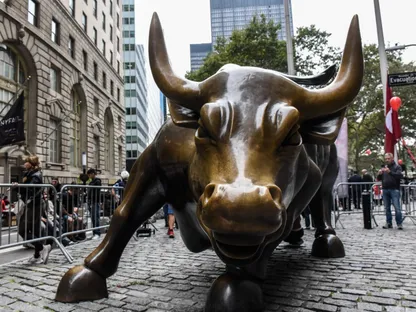 تمثال برونزي ضخم يمثل ثوراً ويرمز إلى الصعود والتفاؤل بالقرب من بورصة نيويورك في مدينة نيويورك، الولايات المتحدة - بلومبرغ