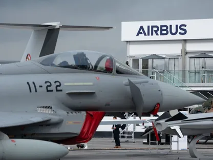 طائرة مقاتلة من طراز \"يوروفايتر تايفون\" في معرض باريس الجوي - المصدر: بلومبرغ