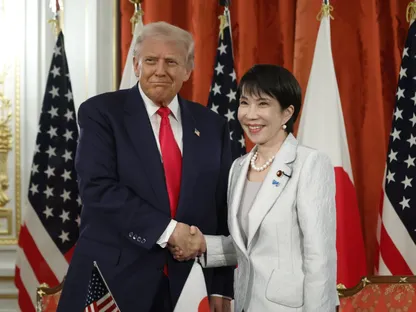 الرئيس الأميركي دونالد ترمب ورئيسة الوزراء اليابانية ساناي تاكايشي بعد توقيع وثائق بشأن التجارة والمعادن الأساسية في 28 أكتوبر 2025 - بلومبرغ