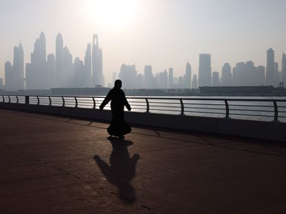 شخص يسير على كورنيش دبي، دولة الإمارات العربية المتحدة - بلومبرغ