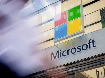 شعار \"مايكروسوفت\" على مدخل متجر لها في نيويورك، الولايات المتحدة، يوم الثلاثاء 22 يوليو 2025 - بلومبرغ