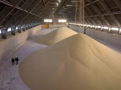 أكوام من حبوب أسمدة الفوسفات في أحد المستودعات داخل مصنع للأسمدة بمنطقة شيريبوفيتس في روسيا - المصدر: بلومبرغ