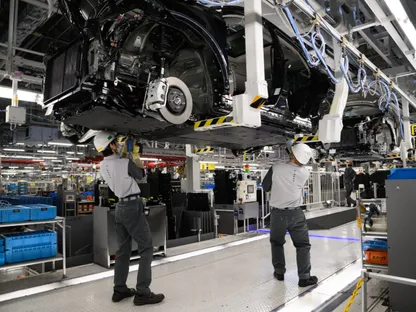 عاملان يعملان على خط تجميع سيارات بمصنع \"تويوتا\" بمدينة كامينوكاوا في اليابان - بلومبرغ