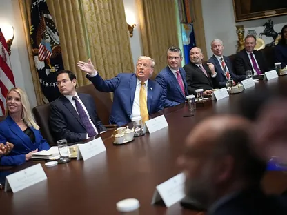 الرئيس الأميركي دونالد ترمب خلال اجتماع مع أعضاء حكومته في البيت الأبيض بواشنطن العاصمة. في 8 يوليو 2025 - Getty Images