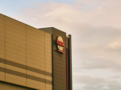 شعار \"TSMC\" يعلو مقر الشركة في هسينشو، تايوان - المصدر: بلومبرغ