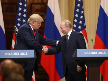 الرئيس الأميركي دونالد ترمب يصافح نظيره الروسي فلاديمير بوتين في هلسنكي عام 2018 - بلومبرغ